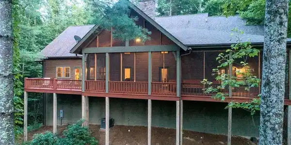 1332 Lake Forest
