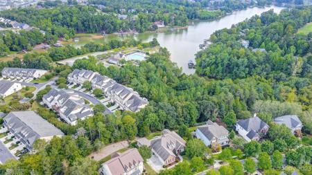 203 Shoreline-Parkway
