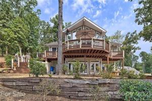 1697 Lakeshore