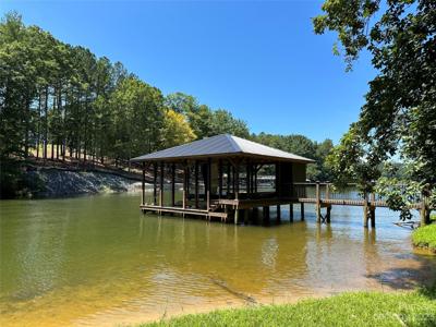 1096 Lake Vista Drive NE