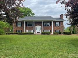 827 River Hills