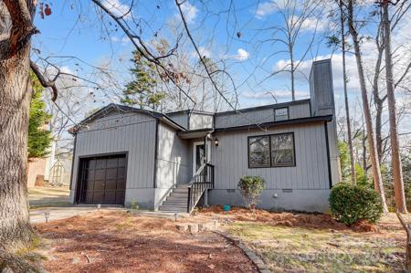1061 Woodlake Lane