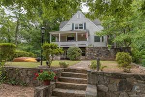 1122 E Lakeshore Drive