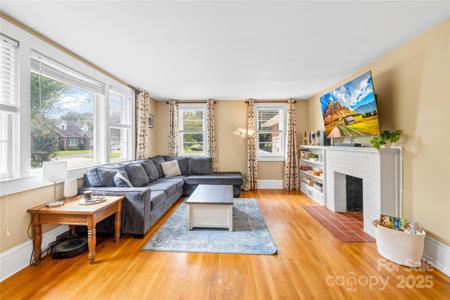 207 2nd Avenue NE