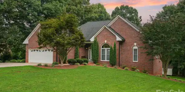 11 Greenway Drive