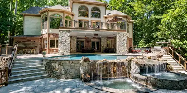 1090 N Saunders Drive