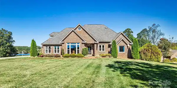 61 Island Pointe Court