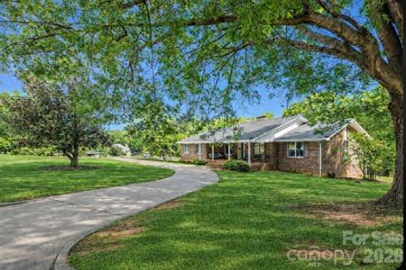 1709 Lakeview Drive
