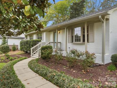 814 Twin Oaks Road