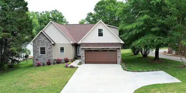 3670 9th Street Drive NE