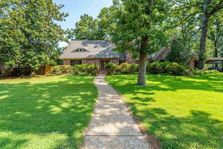 905 Silverwood Trail