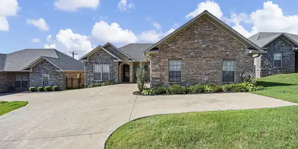 31 Village Court