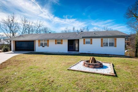 4605 N Cedar