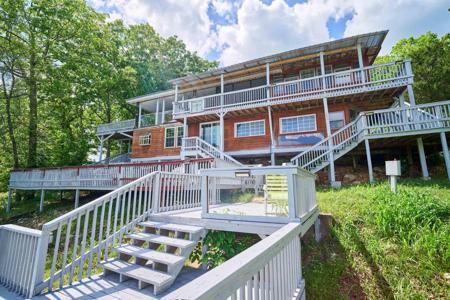 330 Robin Hood Ln