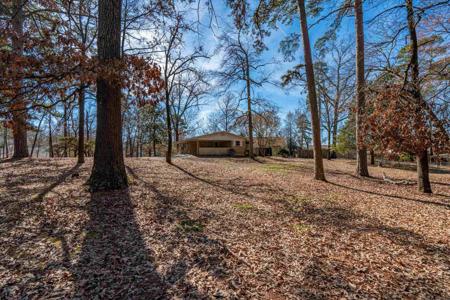 2211 Lakeshore Dr