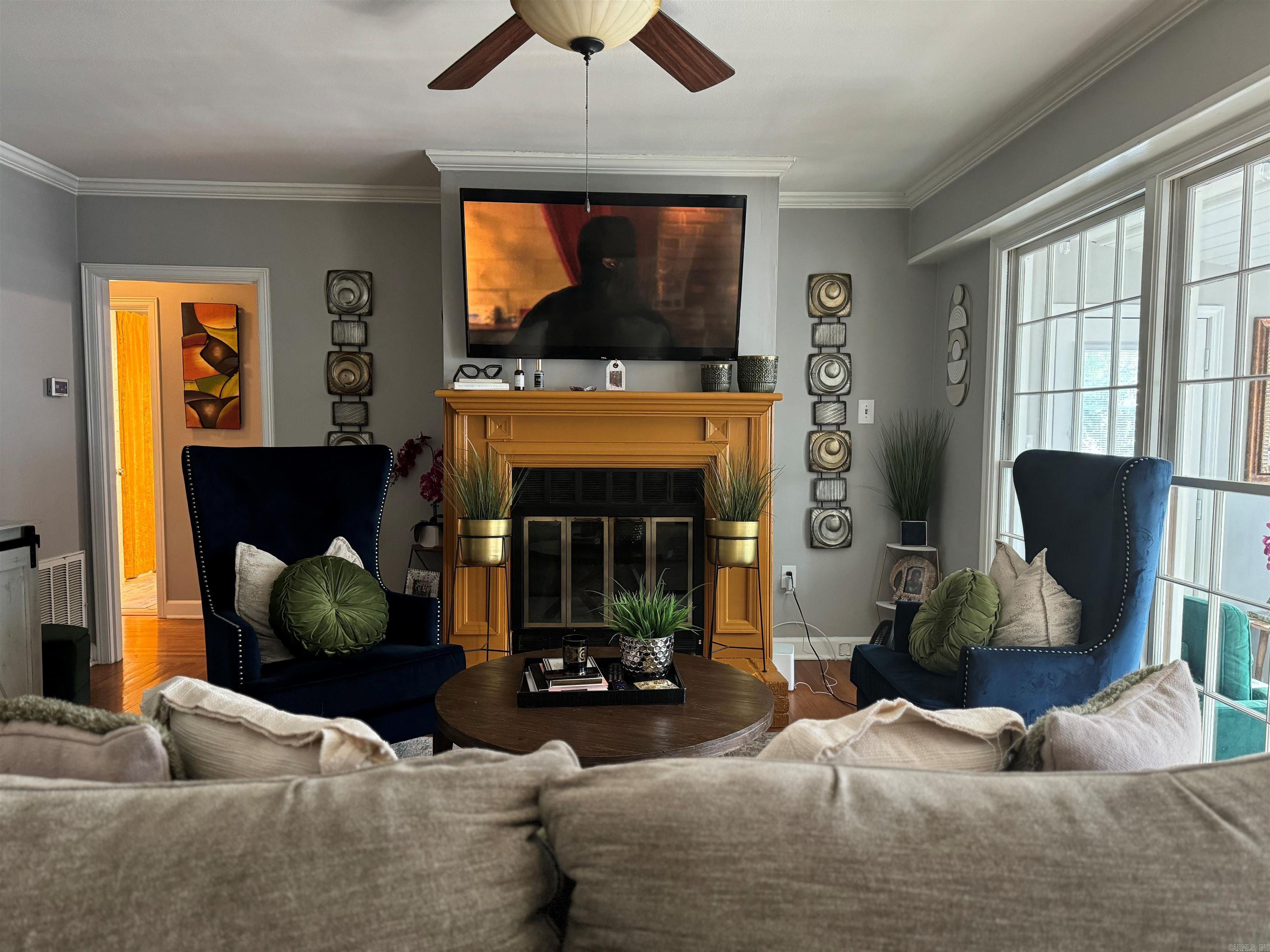 Image 1: Living Room