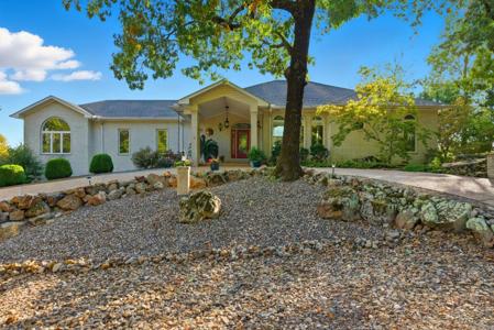 19 Lago Drive