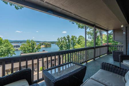 200 Hamilton Oaks