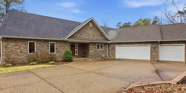Image 1: 3-car garage, Garage