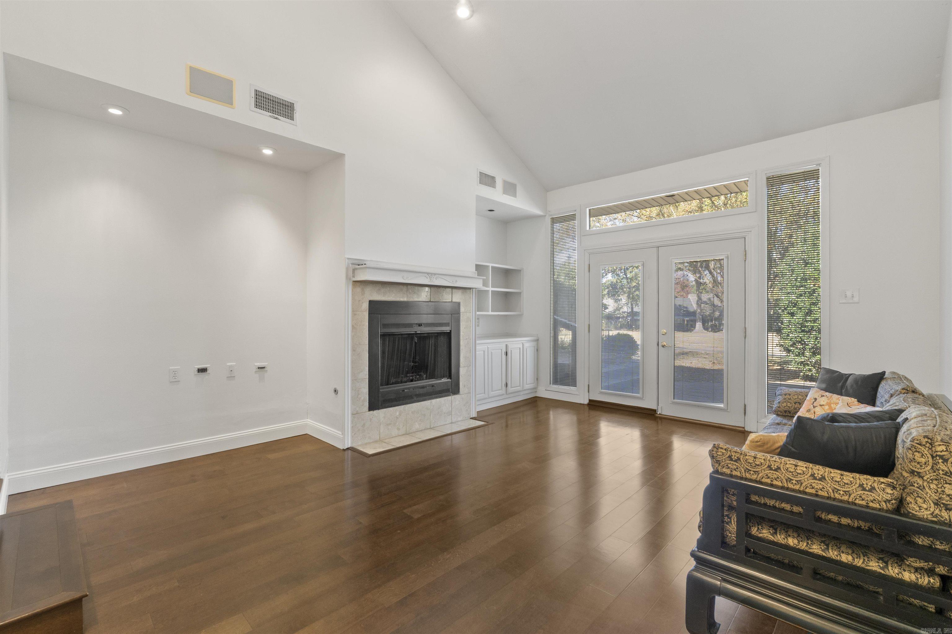 Image 2: Living Room