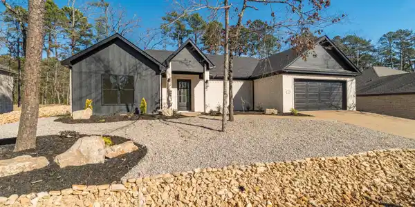 8 Acambaro Place