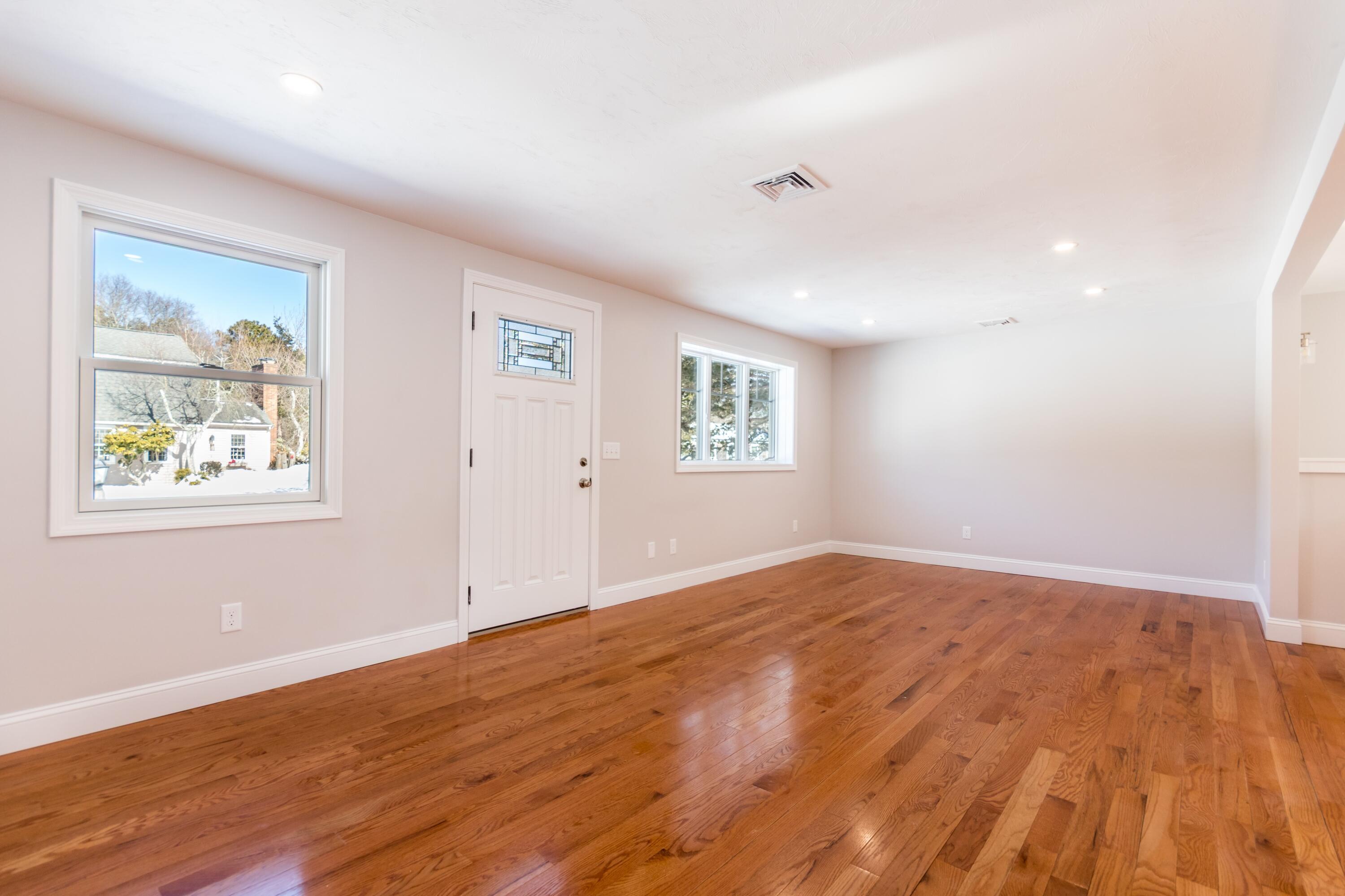 Image 4: Living room