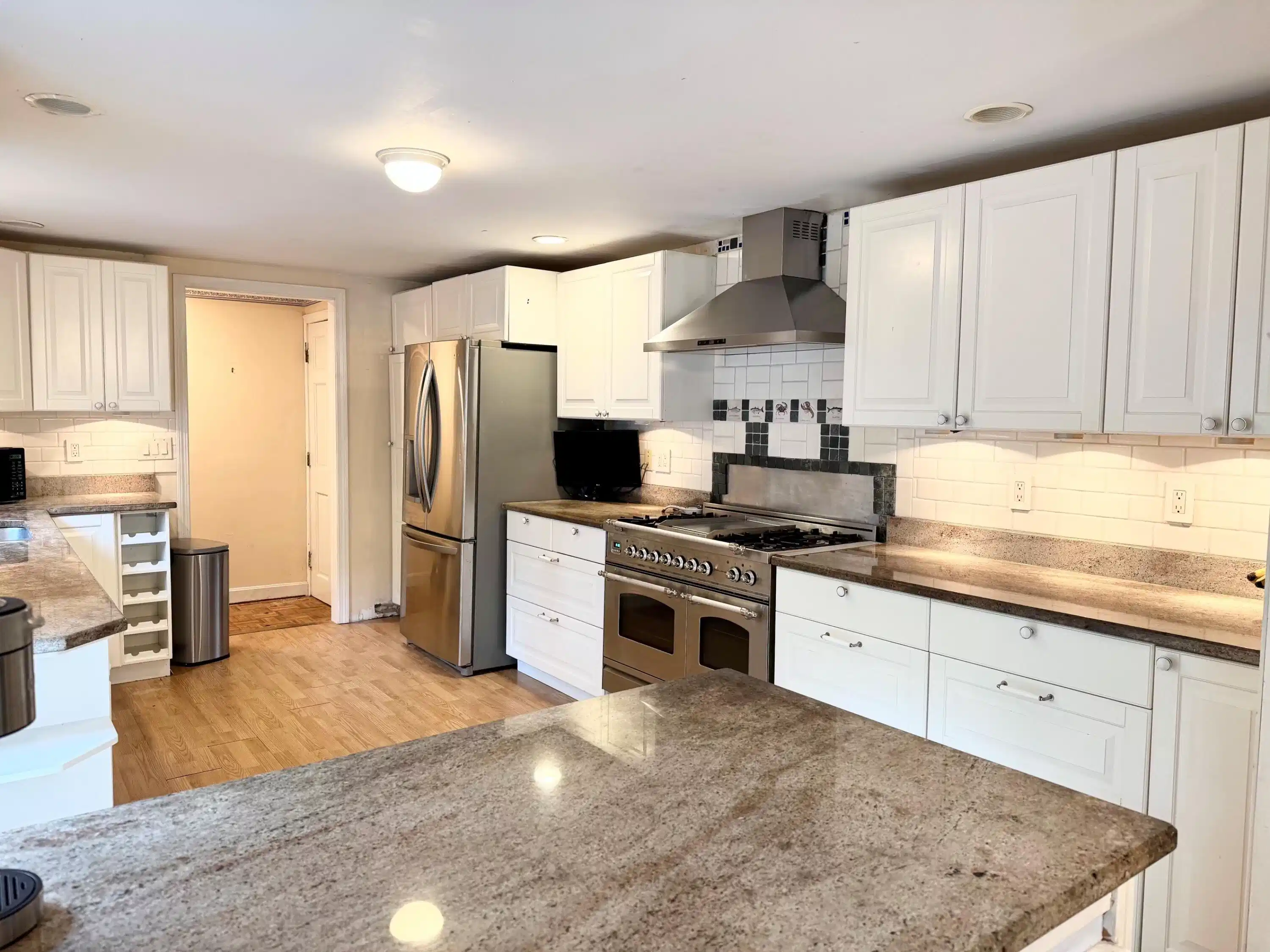 Image 1: kitchen3
