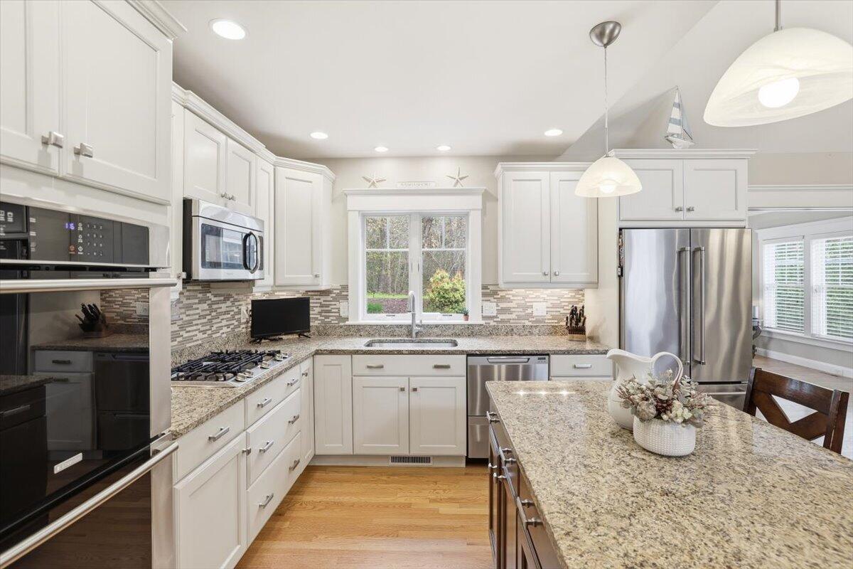 Image 3: Kitchen