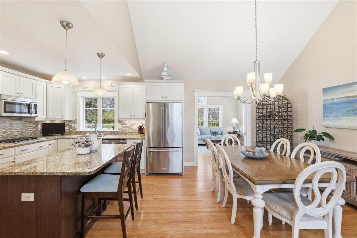 Image 4: Kitchen & Dining