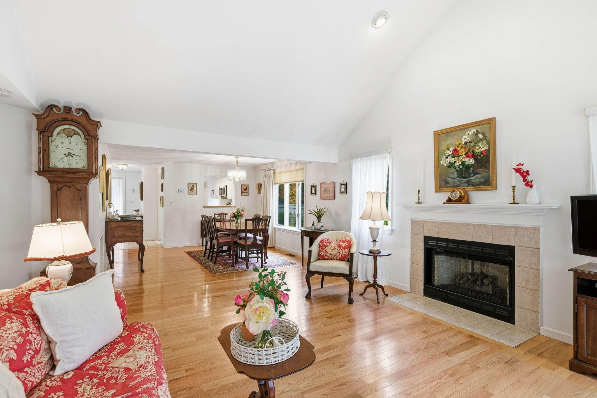 Image 4: Living Room