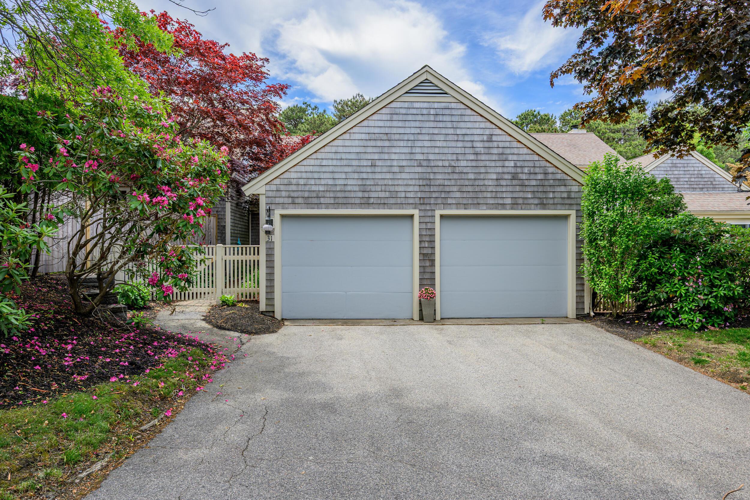 Image 3: 2 Car Garage