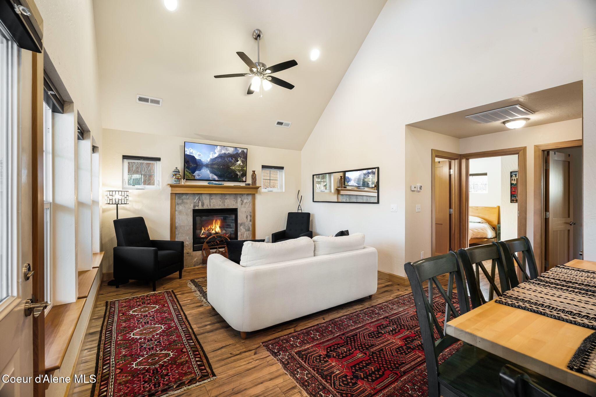 Image 4: Living Room