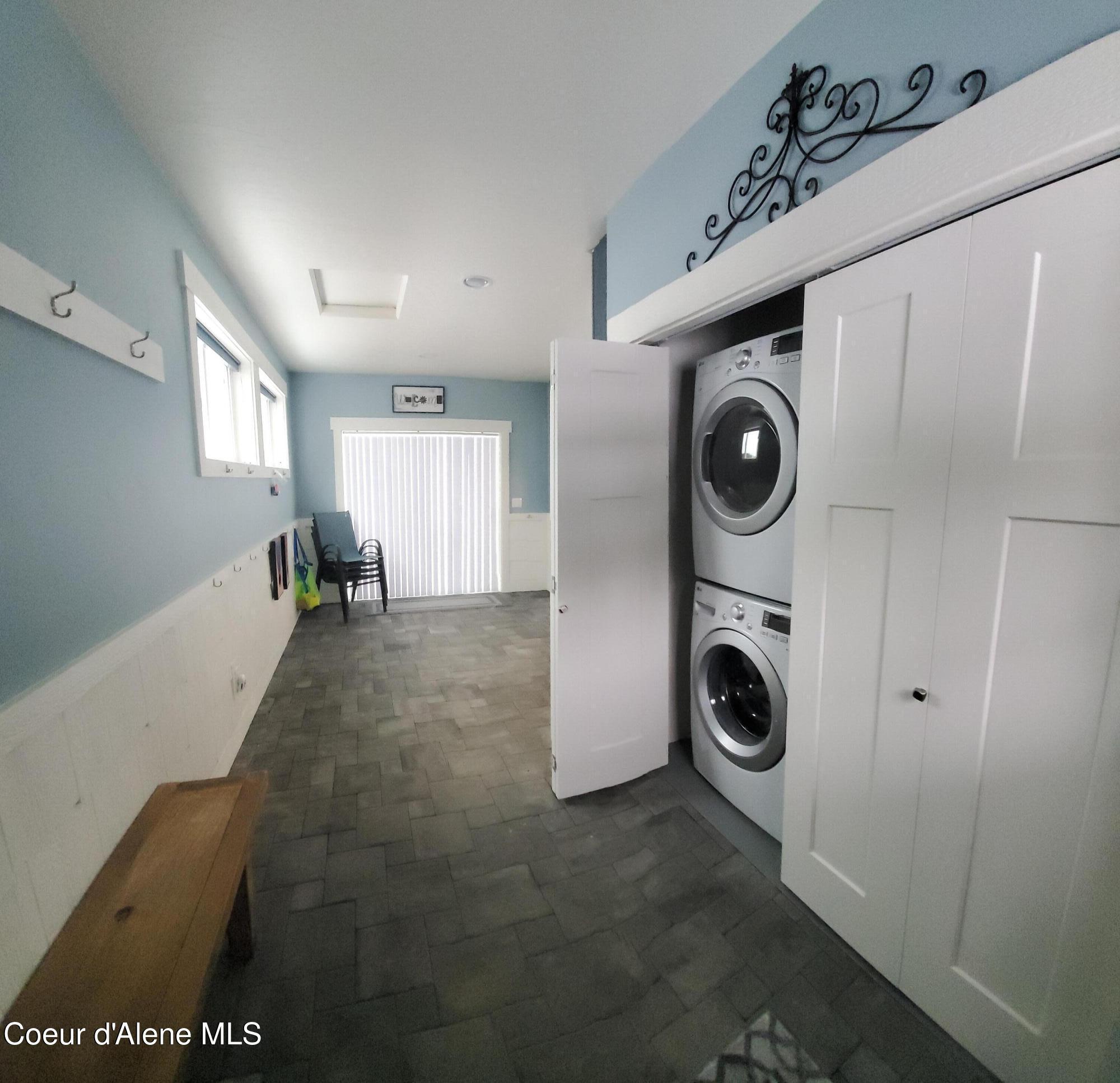 Image 4: Entry Porch Washer-Dryer