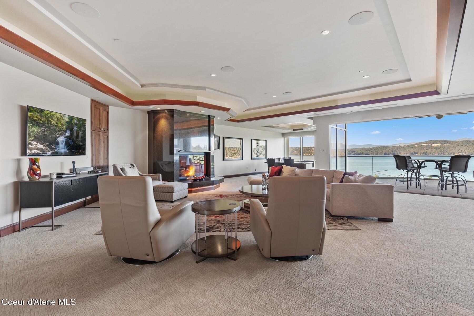 Image 4: Open Contemporary Great room