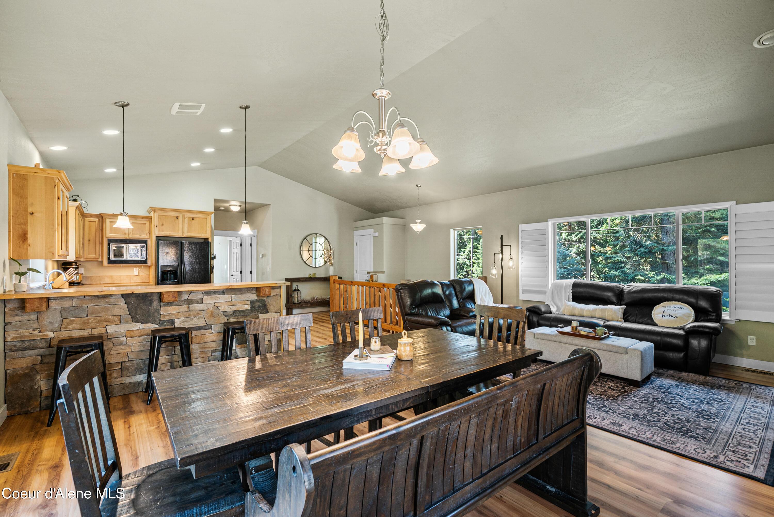 Image 4: Dining Kitchen Living Room