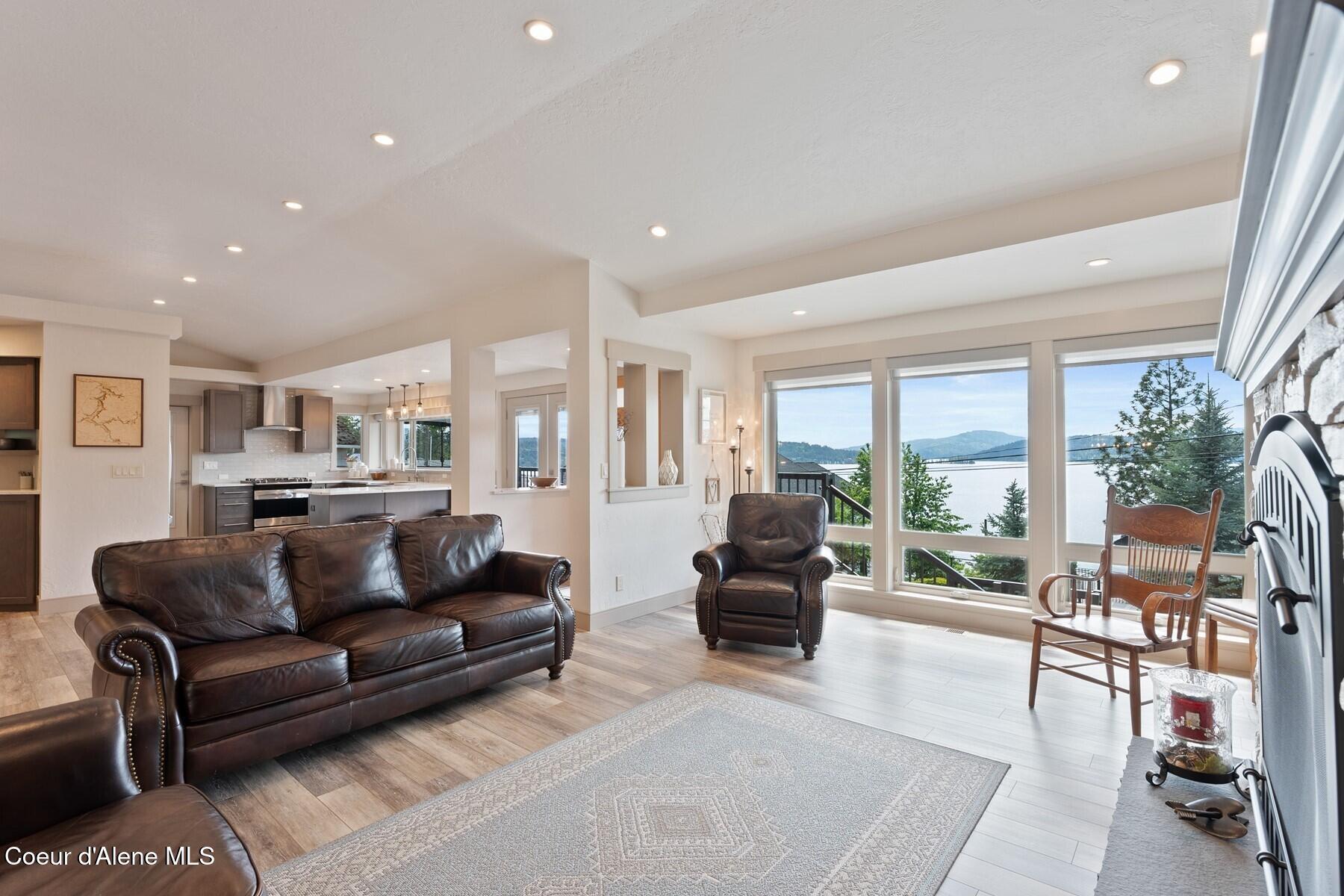 Image 4: Huge Windows w Lake Views