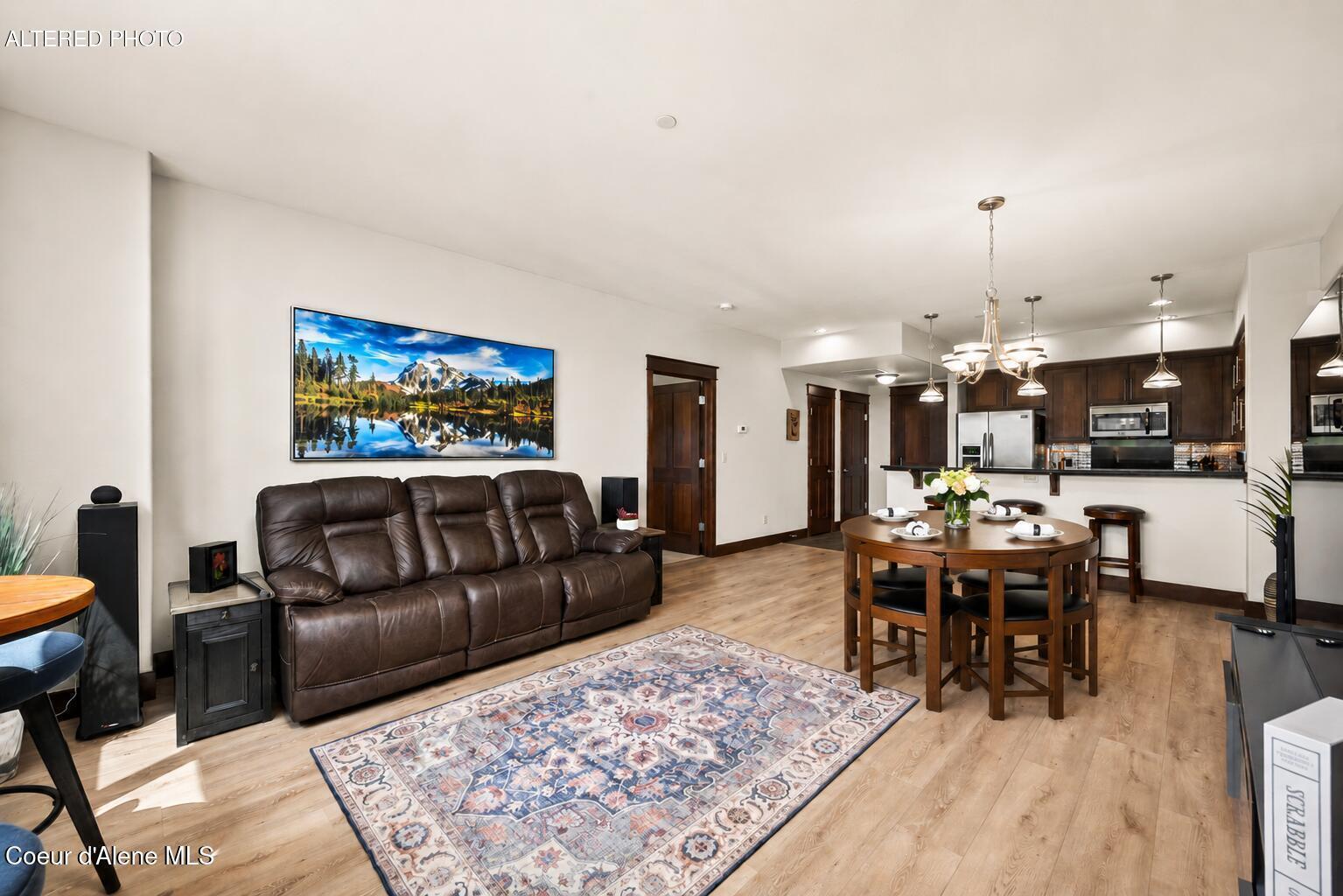 Image 3: Living room