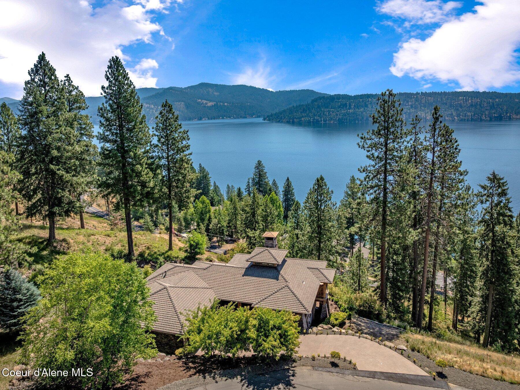 Image 2: Desirable Lakeview Location
