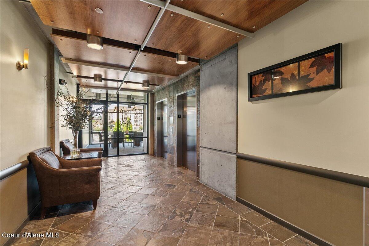Image 4: Lobby