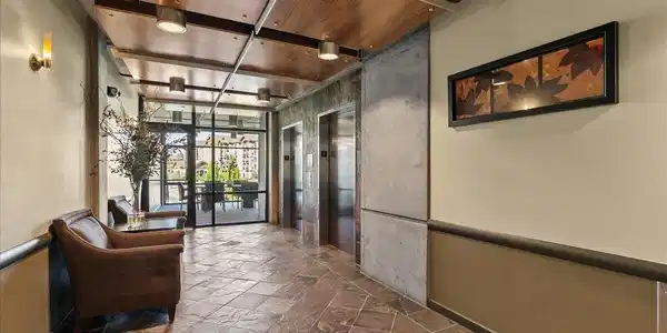 Image 4: Lobby