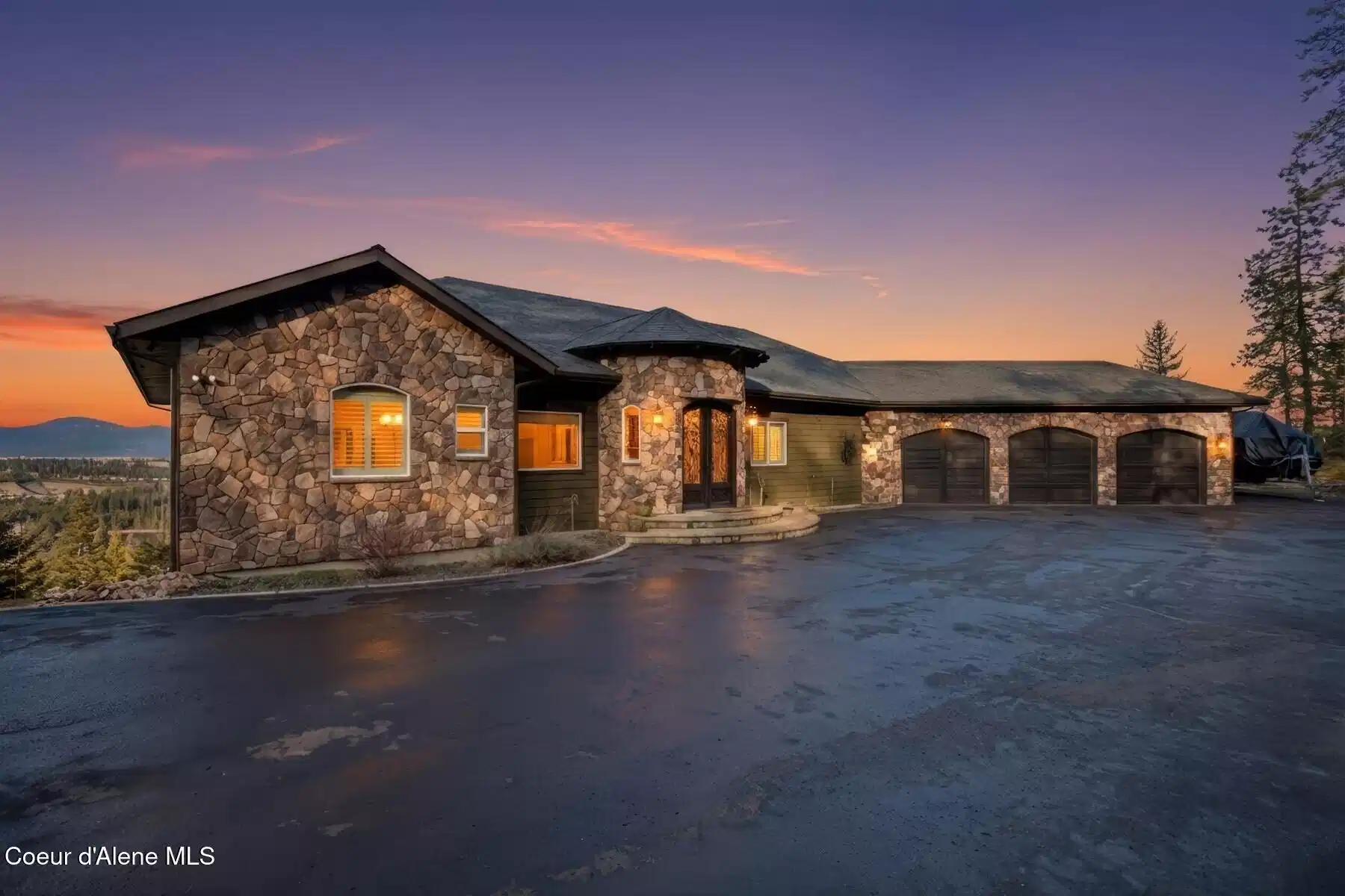Image 1: Stunning Mountain Retreat
