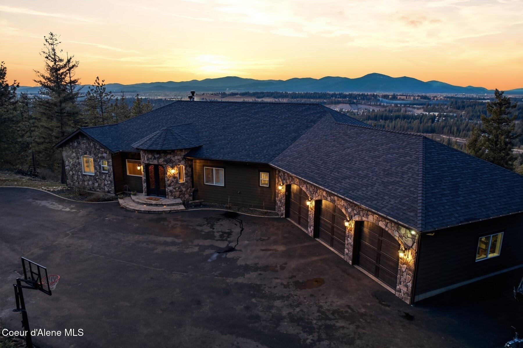 Image 4: Stunning Mountain Retreat