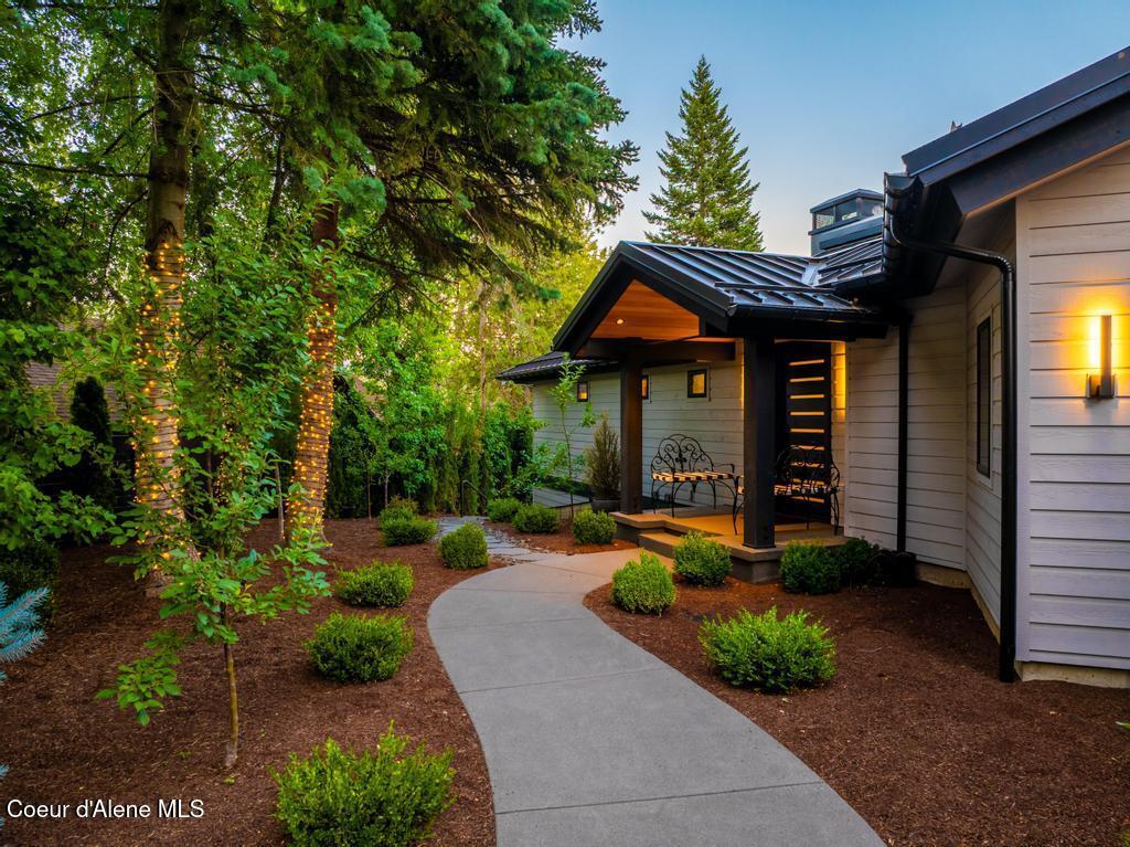 Image 4: Inviting entry