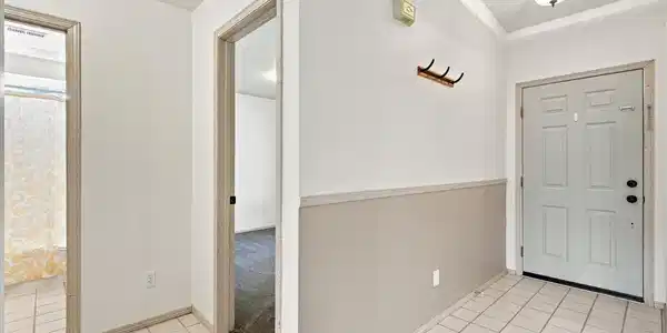 Image 4: 06-Foyer