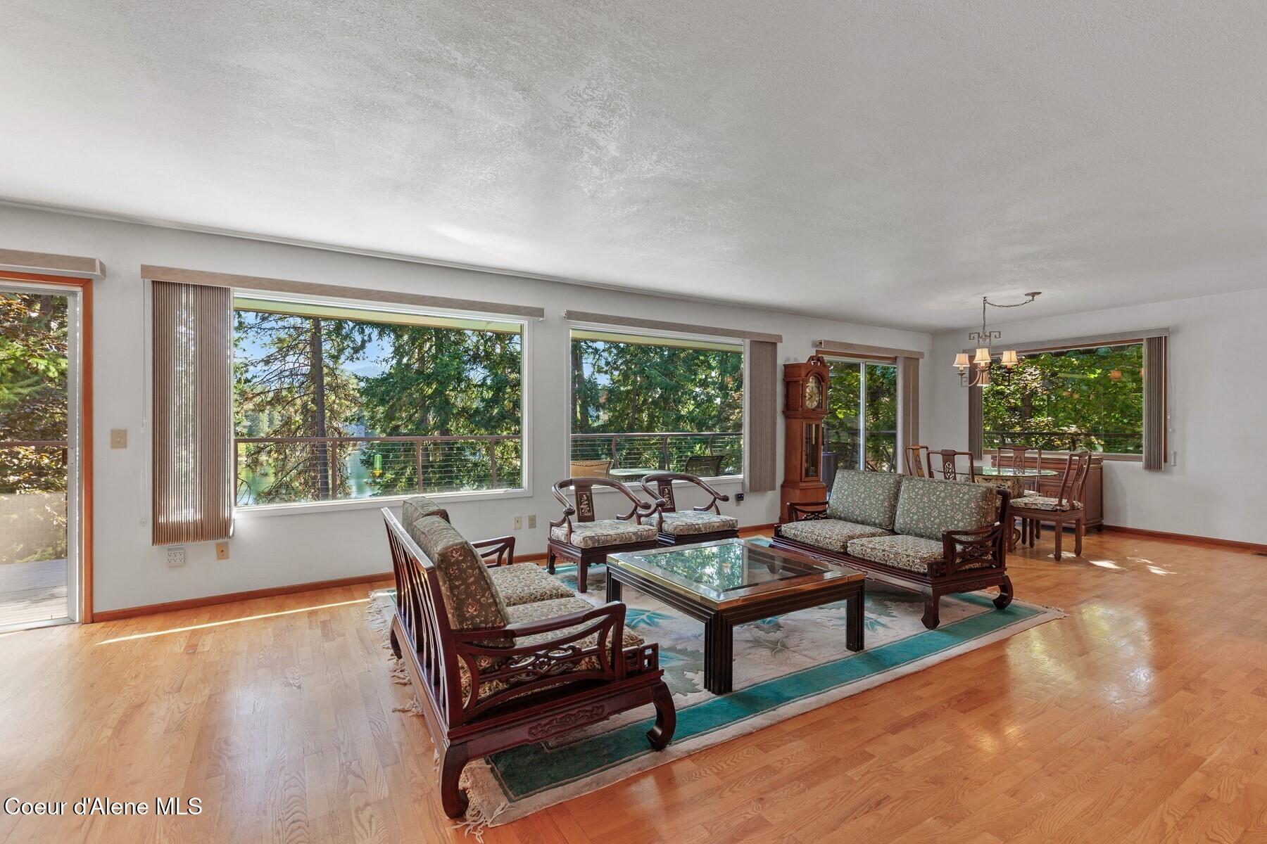 Image 4: 180 Degree View of the Lake