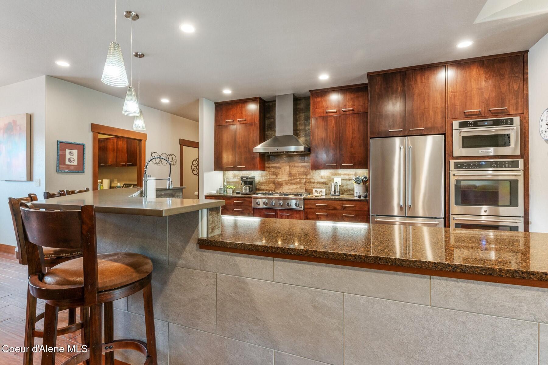 Image 3: Large Gourmet Kitchen