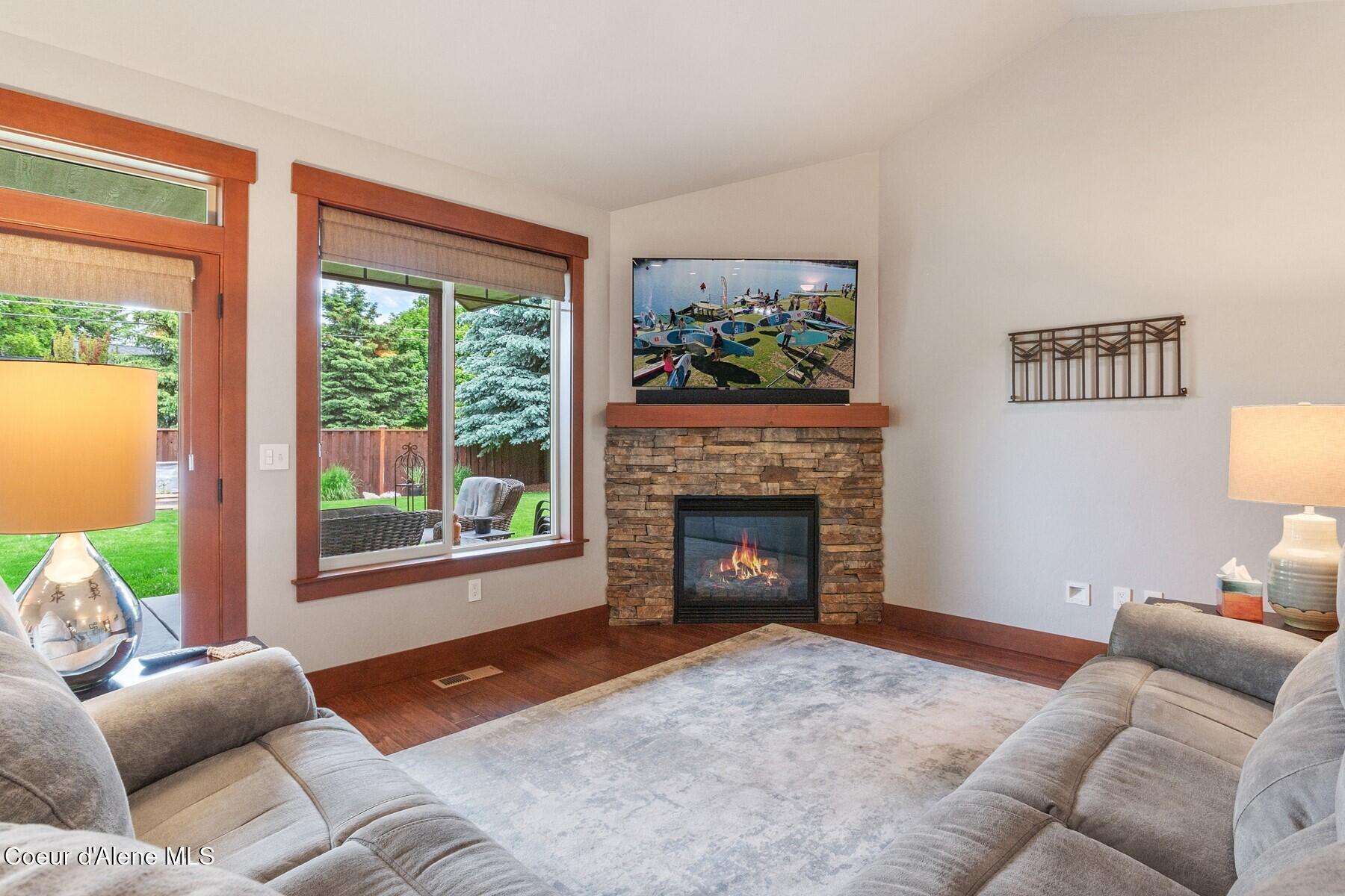 Image 4: Cozy Living Room