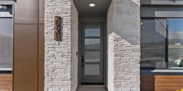Image 4: 06-Front entry