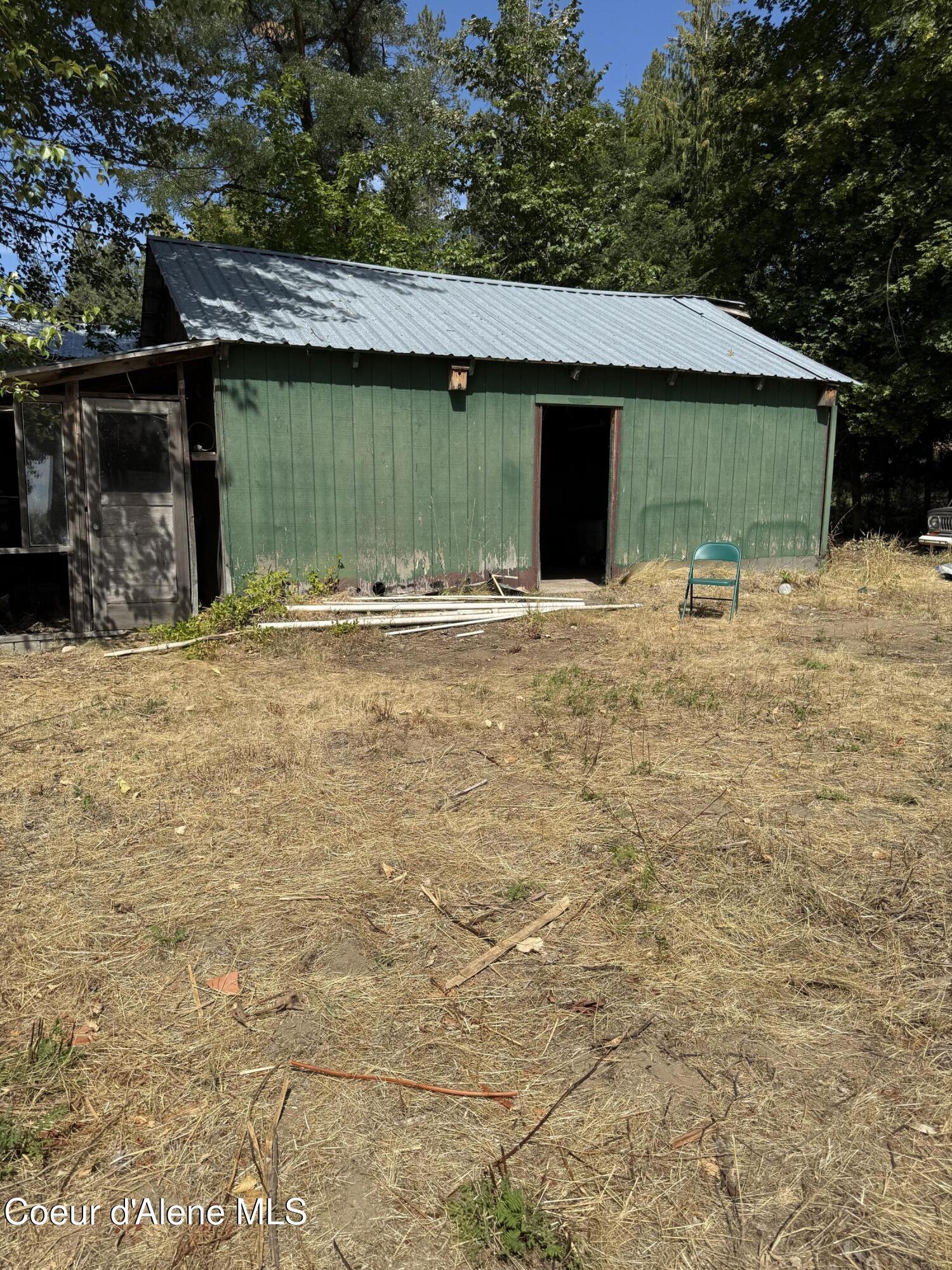 Image 3: Garage