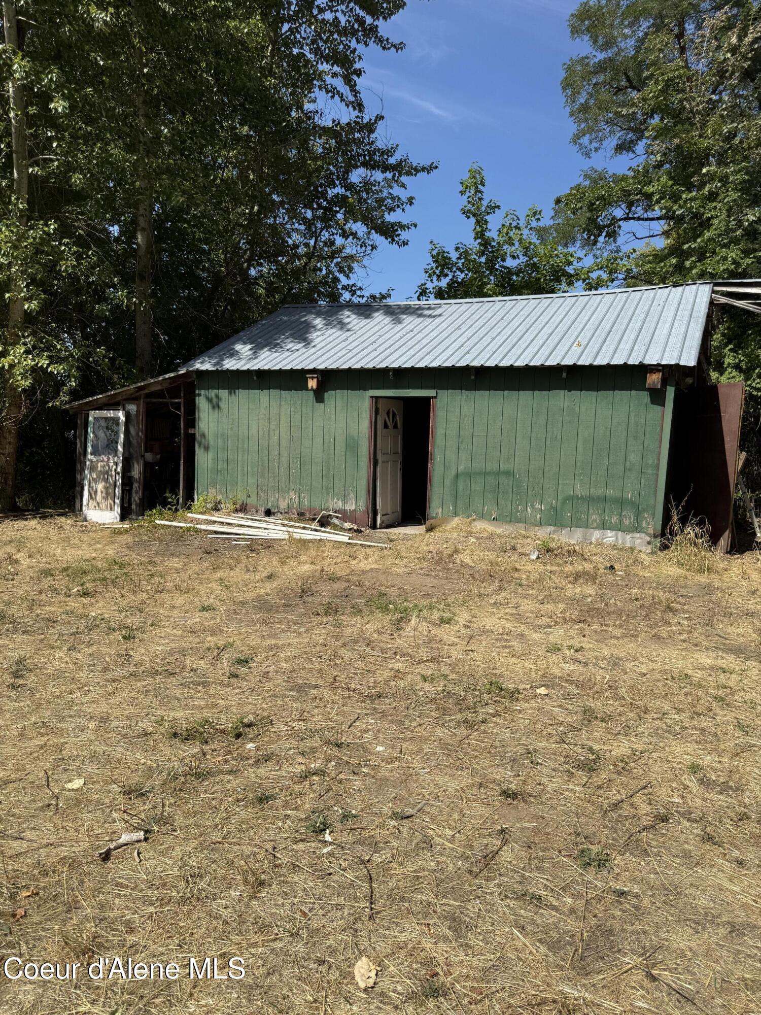 Image 4: Garage